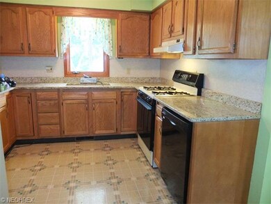 Fully applianced kitchen with oven, range, refrige