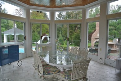 Huge 3-season Sun Room!
