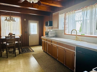 40 Peekskill Ave, Springfield, MA 01129 - photo 2