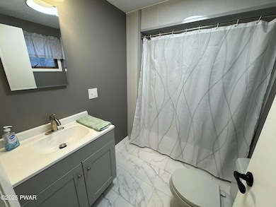 Full Bathroom - 818 Henry St, Archbald