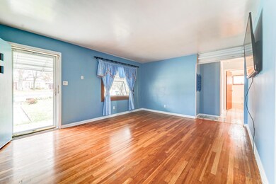 Hardwood floor through out!!!