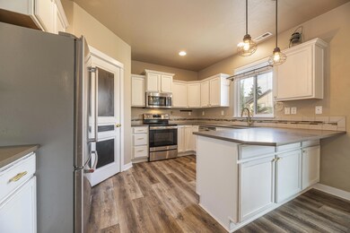 20360SELoisWay-Kitchen1-3