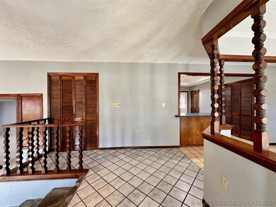 ENTRYWAY FOYER