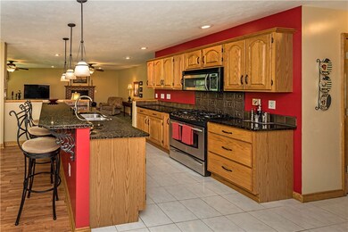 Kitchen w/counter seating