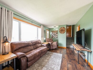 Nice size living room, large picture window!!