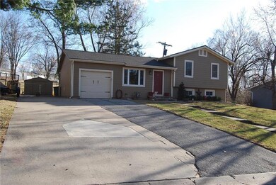 Extra wide and long drive way - parking for many v