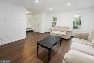 10226 Roberts Common Ln, Burke, VA 22015 - photo 6