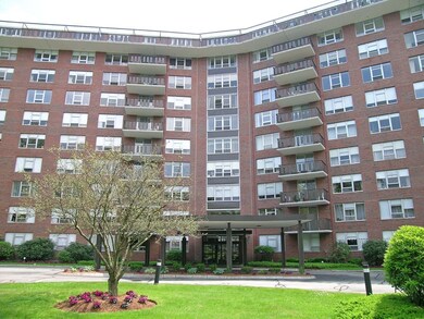 Imperial Towers unit 903, Chestnut Hill, MA 02467 - photo 2