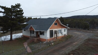 Bungalow with cooling unit, driveway, a shingled r