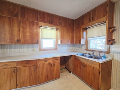 2009 Glenbrook Dr, Des Moines, IA 50316 - photo 4