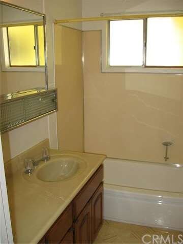 Main full bath in hall