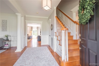 Entryway with decorative columns, a decorative wal