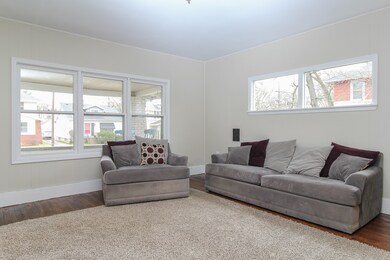 008-Living_Room-2494111-large