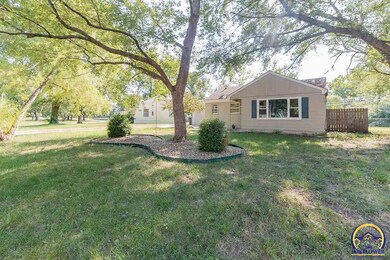 2505 SW Shunga Dr, Topeka, KS 66611 - photo 2