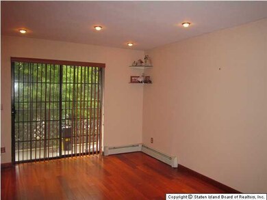 19 Donna Ct unit 6, Staten Island, NY 10314 - photo 2