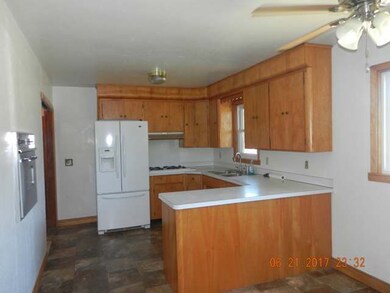 305 1st St SE, Mandan, ND 58554 - photo 2