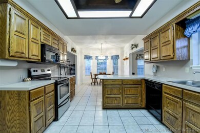 4932 S Oak Ave, Broken Arrow, OK 74011 - photo 7