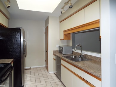 15075 Sebastian Ct unit 16, Shelby Township, MI 48315 - photo 5