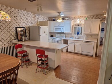 416 S Lindsay St, Gainesville, TX 76240 - photo 3