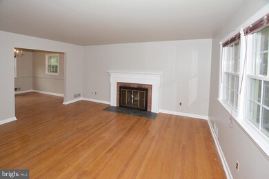 6717 Haycock Rd, Falls Church, VA 22043 - photo 2
