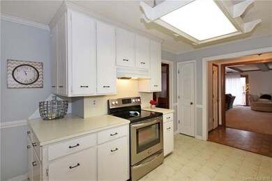 421 Beverly Dr, Statesville, NC 28625 - photo 5