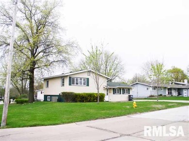 1208 Fairlane Dr, Bettendorf, IA 52722 - photo 2