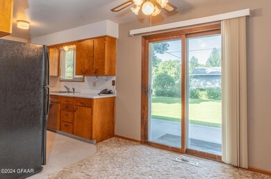 1906 S 19th St, Grand Forks, ND 58201 - photo 7