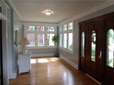 Entry/Foyer.