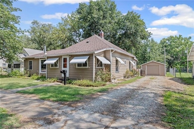 617 N Sycamore St, Ottawa, KS 66067 - photo 3