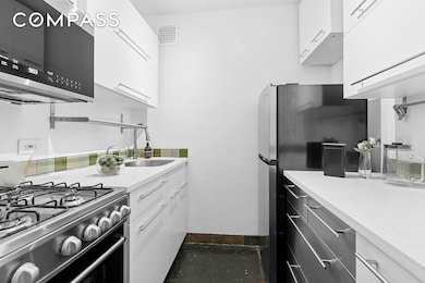 2 5th Ave unit 5B, New York, NY 10011 - photo 4
