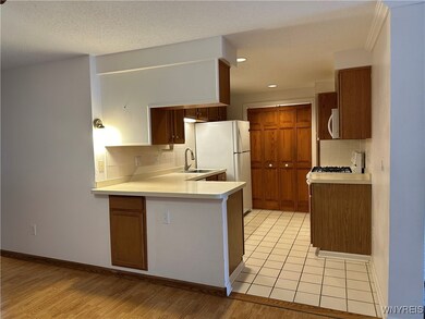 Easy Maintenance Laminate Floor in Dining Area