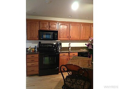 Kitchen Plenty of custom cabinet space and full pa