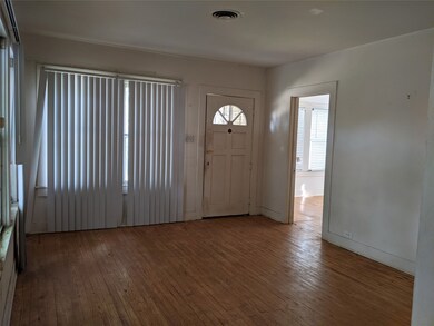 214 Caplin St, Houston, TX 77022 - photo 4