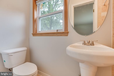 10919 Maple St, Fairfax, VA 22030 - photo 5