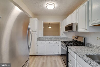 11994 Cardamom Dr, Woodbridge, VA 22192 - photo 7