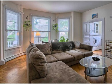 Living Room. THIS IS A GREAT ROOM TO WALK INTO EVE