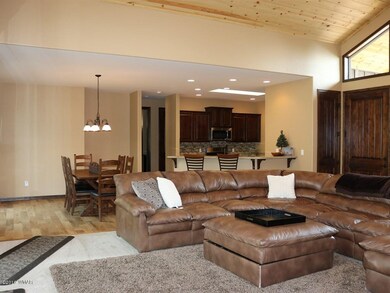 004_LIVING ROOM