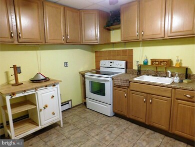 251 Lafayette St, Tamaqua, PA 18252 - photo 2