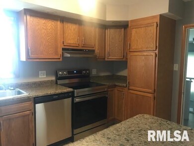 827 Decatur St, Lincoln, IL 62656 - photo 5