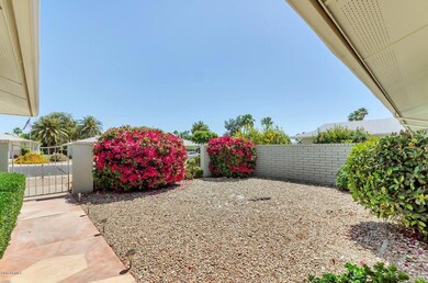 18024 N Desert Glen Dr-large-003-9-Court