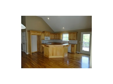 LOADS of cabinet Space, gleaming hardoow floors, M