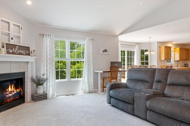04_4620HiddenLn_10001_LivingRoom_LowRes