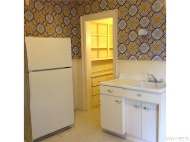 Kitchen 1st floor kitchen/pantry