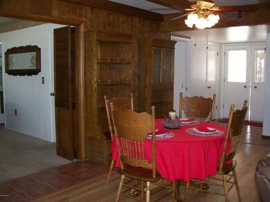 R EAT ROOM DINING AREA