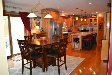 Large, well lit eat in kitchen.  7 foot island has