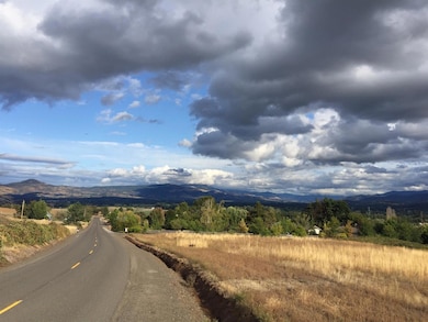 4133 Tami Ln, Central Point, OR 97502 - photo 4