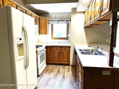 606 White Pine Blvd Kitchen