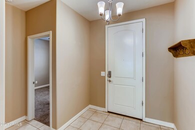 3-943381809-05 Foyer