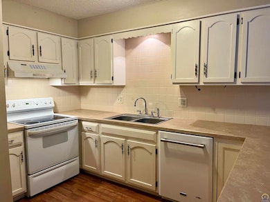 2004 Greenbriar Dr, Emporia, KS 66801 - photo 2