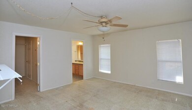 Master Suite w/Walk-In closet